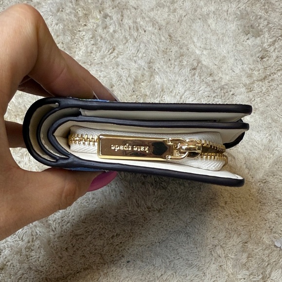 NWT Kate Spade Charming Daisy Medium Compact Blue and White Wallet - Picture 4 of 9